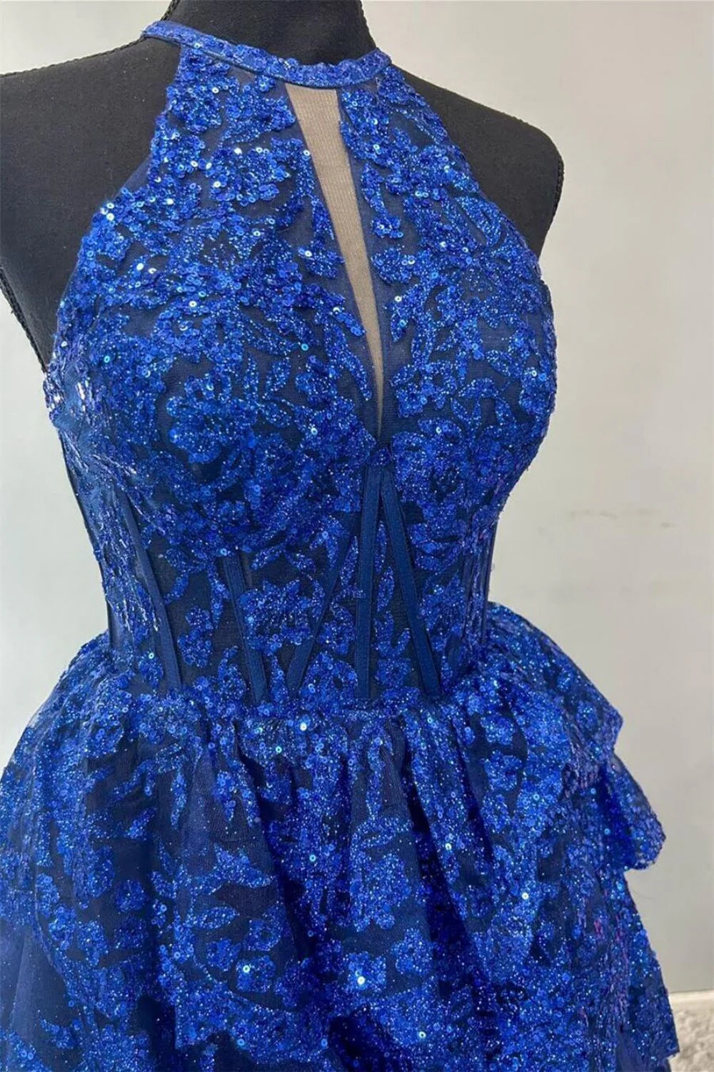 Vestido de fiesta con corsé, cuello halter y volantes de encaje